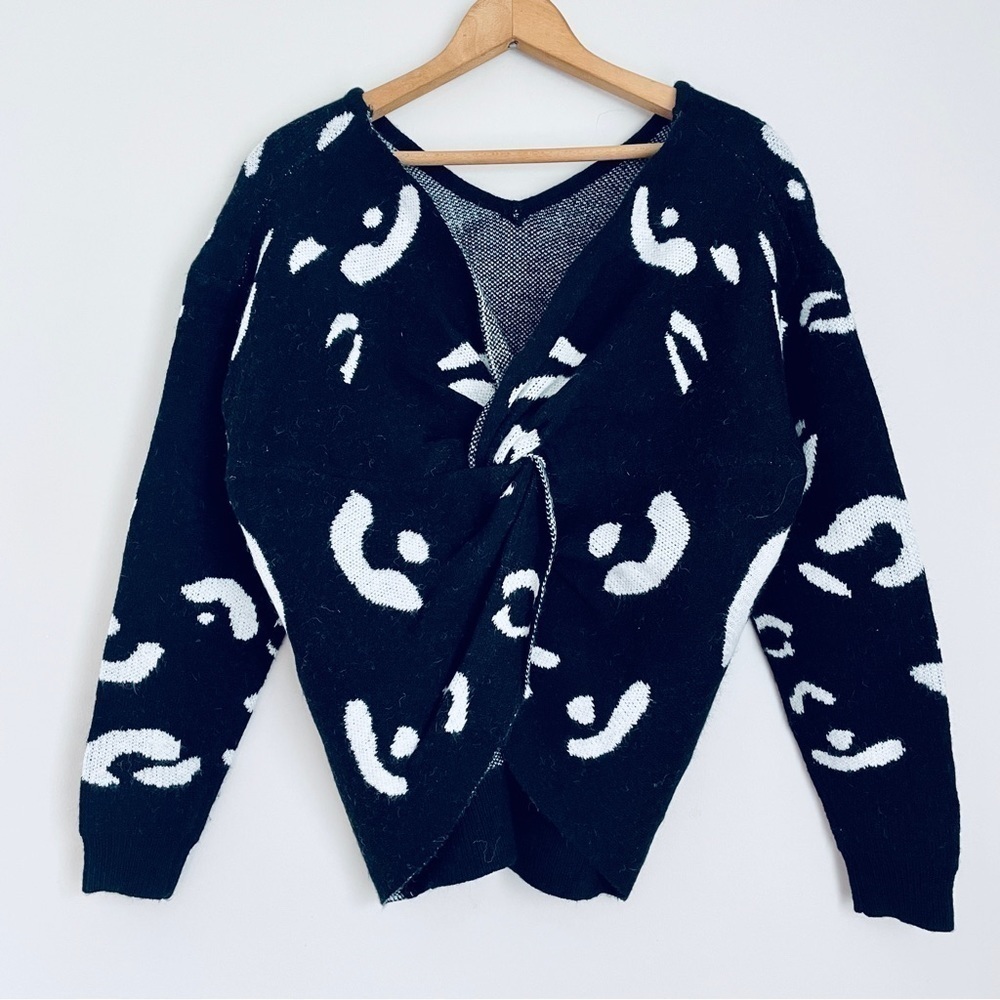 Mainstrip Black White V-Neck Twisted Sweater Medium LL20384